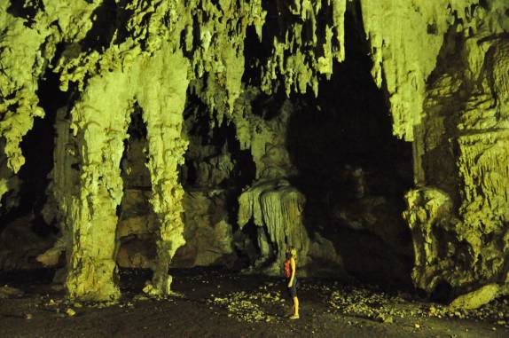 Admirando a caverna de Lol-Tun, no Yucatán, no sul do México